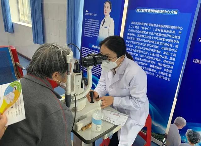 当天武汉大学附属爱尔眼科医院专家还为当地居民提供眼病检查眼健康咨