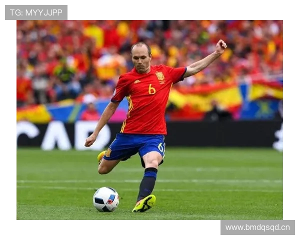 梅西与伊涅斯塔中场组织能力及战术角色差异分析