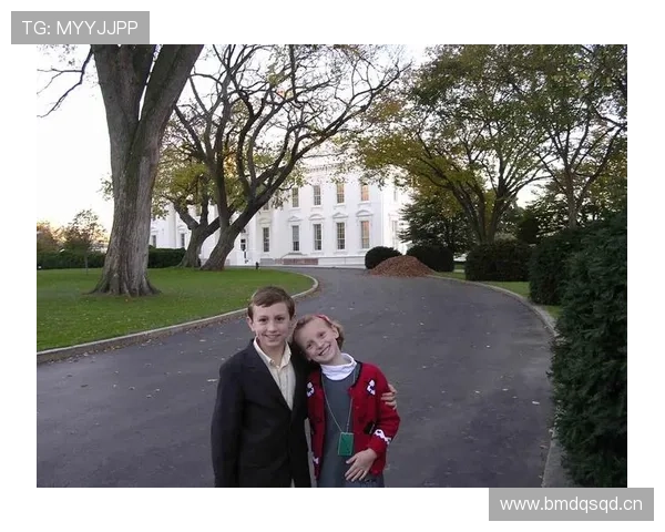 凯蒂·莱德基机场随拍：穿拖鞋背旧背包，手上的表能买我好几套房