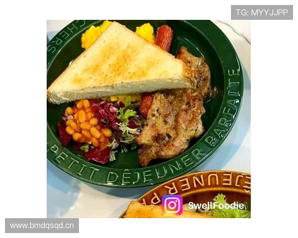 阿尔瓦雷斯随手一晒早餐，桌上名牌比菜还多，普通人看到会懵